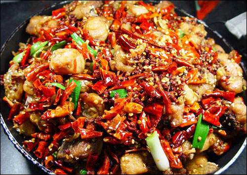 湘菜连锁餐饮一直以来都备受市场的青睐，因此许多投资者都想开一家湘菜连锁餐饮加盟店来致富，但是你知道开一家湘菜连锁餐饮加盟店要分几步走？如何才能长久的经营下去吗？不知道答案的朋友就赶紧来看看湘菜连锁餐饮加盟总部小编以下解析吧